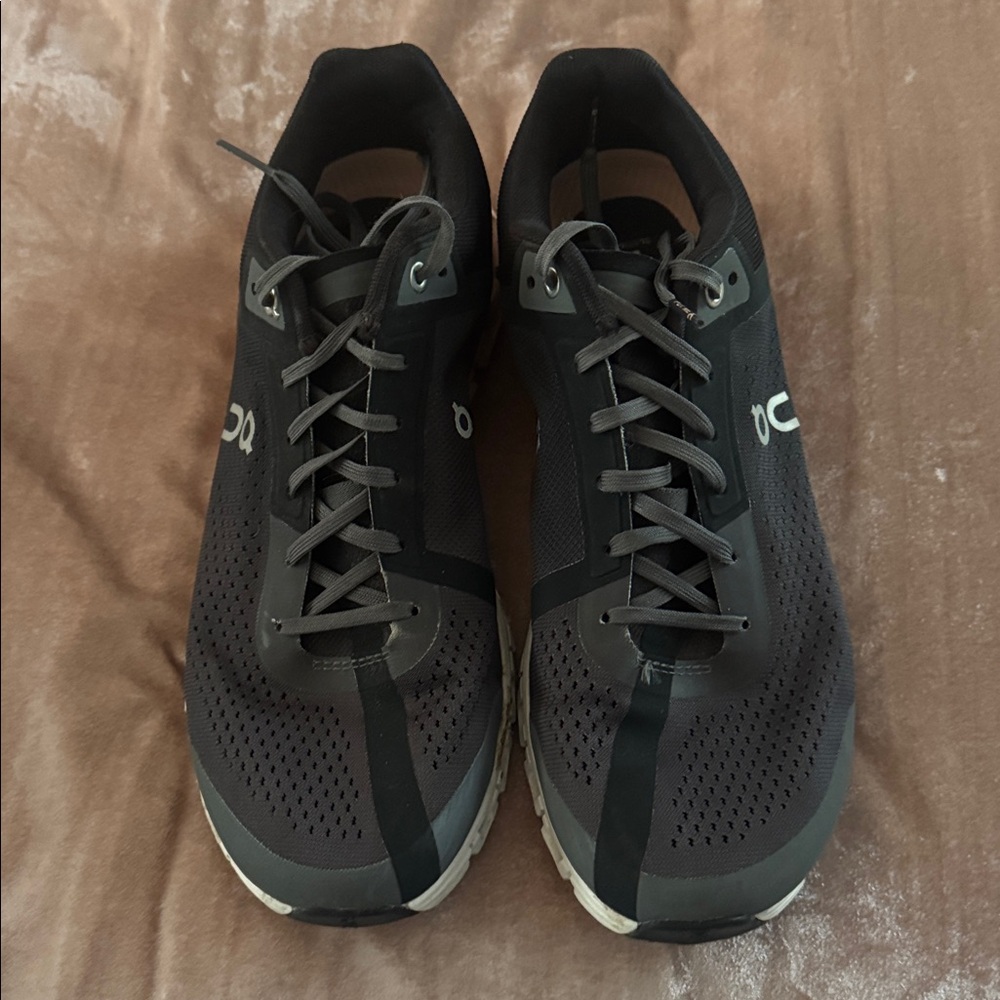On cloud Running Black/Grey/Peach sz 9